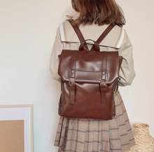 画像をギャラリービューアに読み込む, 朝の路面電車で膝に抱えていたリュック_K0042