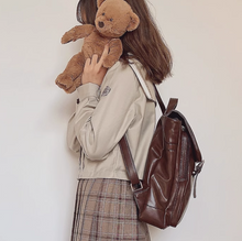 画像をギャラリービューアに読み込む, 朝の路面電車で膝に抱えていたリュック_K0042