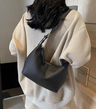 画像をギャラリービューアに読み込む, ラフな装いにも映える、都会の空気をまとうショルダーバッグ_K0043