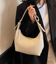 画像をギャラリービューアに読み込む, ラフな装いにも映える、都会の空気をまとうショルダーバッグ_K0043