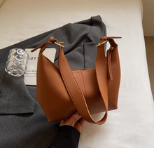 画像をギャラリービューアに読み込む, ラフな装いにも映える、都会の空気をまとうショルダーバッグ_K0043