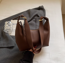 画像をギャラリービューアに読み込む, ラフな装いにも映える、都会の空気をまとうショルダーバッグ_K0043