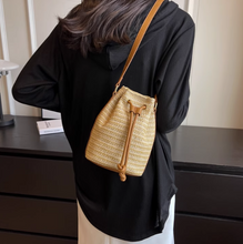 画像をギャラリービューアに読み込む, 素足でサンダルを履いた休日に似合うショルダーバッグ_K0044