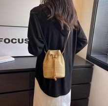 画像をギャラリービューアに読み込む, 素足でサンダルを履いた休日に似合うショルダーバッグ_K0044