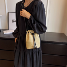 画像をギャラリービューアに読み込む, 素足でサンダルを履いた休日に似合うショルダーバッグ_K0044