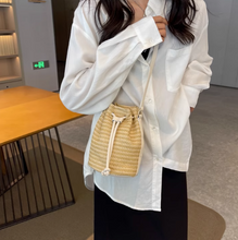 画像をギャラリービューアに読み込む, 素足でサンダルを履いた休日に似合うショルダーバッグ_K0044