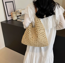 画像をギャラリービューアに読み込む, チューリップを抱えた帰り道のショルダーバッグ_K0045