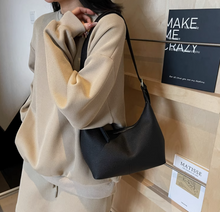 画像をギャラリービューアに読み込む, ラフな装いにも映える、都会の空気をまとうショルダーバッグ_K0043