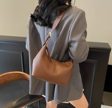 画像をギャラリービューアに読み込む, ラフな装いにも映える、都会の空気をまとうショルダーバッグ_K0043