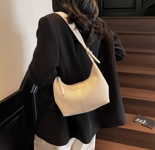 画像をギャラリービューアに読み込む, ラフな装いにも映える、都会の空気をまとうショルダーバッグ_K0043