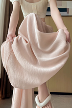 画像をギャラリービューアに読み込む, カフェテラスで見たパリの朝陽に映える優雅なスカート_K0060