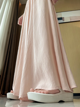 画像をギャラリービューアに読み込む, カフェテラスで見たパリの朝陽に映える優雅なスカート_K0060