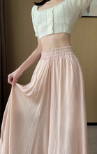 画像をギャラリービューアに読み込む, カフェテラスで見たパリの朝陽に映える優雅なスカート_K0060