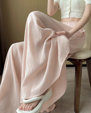 画像をギャラリービューアに読み込む, カフェテラスで見たパリの朝陽に映える優雅なスカート_K0060