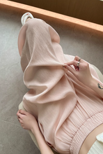 画像をギャラリービューアに読み込む, カフェテラスで見たパリの朝陽に映える優雅なスカート_K0060