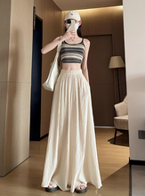 画像をギャラリービューアに読み込む, カフェテラスで見たパリの朝陽に映える優雅なスカート_K0060