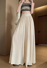 画像をギャラリービューアに読み込む, カフェテラスで見たパリの朝陽に映える優雅なスカート_K0060