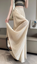 画像をギャラリービューアに読み込む, カフェテラスで見たパリの朝陽に映える優雅なスカート_K0060