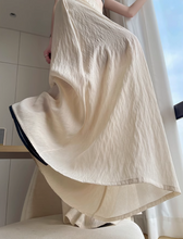 画像をギャラリービューアに読み込む, カフェテラスで見たパリの朝陽に映える優雅なスカート_K0060