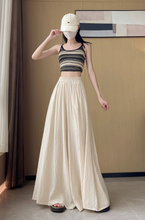 画像をギャラリービューアに読み込む, カフェテラスで見たパリの朝陽に映える優雅なスカート_K0060