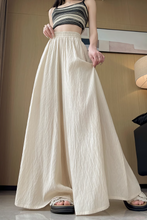 画像をギャラリービューアに読み込む, カフェテラスで見たパリの朝陽に映える優雅なスカート_K0060