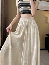 画像をギャラリービューアに読み込む, カフェテラスで見たパリの朝陽に映える優雅なスカート_K0060