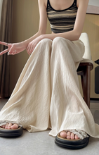 画像をギャラリービューアに読み込む, カフェテラスで見たパリの朝陽に映える優雅なスカート_K0060