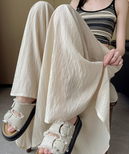 画像をギャラリービューアに読み込む, カフェテラスで見たパリの朝陽に映える優雅なスカート_K0060