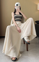 画像をギャラリービューアに読み込む, カフェテラスで見たパリの朝陽に映える優雅なスカート_K0060