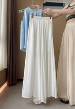 画像をギャラリービューアに読み込む, カフェテラスで見たパリの朝陽に映える優雅なスカート_K0060