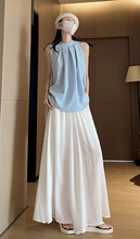 画像をギャラリービューアに読み込む, カフェテラスで見たパリの朝陽に映える優雅なスカート_K0060