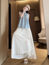 画像をギャラリービューアに読み込む, カフェテラスで見たパリの朝陽に映える優雅なスカート_K0060