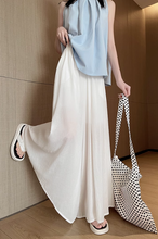 画像をギャラリービューアに読み込む, カフェテラスで見たパリの朝陽に映える優雅なスカート_K0060