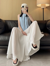 画像をギャラリービューアに読み込む, カフェテラスで見たパリの朝陽に映える優雅なスカート_K0060