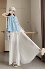 画像をギャラリービューアに読み込む, カフェテラスで見たパリの朝陽に映える優雅なスカート_K0060