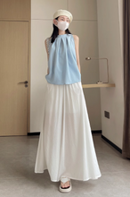 画像をギャラリービューアに読み込む, カフェテラスで見たパリの朝陽に映える優雅なスカート_K0060