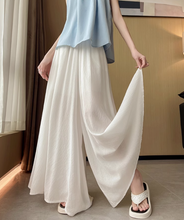 画像をギャラリービューアに読み込む, カフェテラスで見たパリの朝陽に映える優雅なスカート_K0060