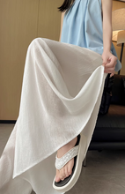 画像をギャラリービューアに読み込む, カフェテラスで見たパリの朝陽に映える優雅なスカート_K0060