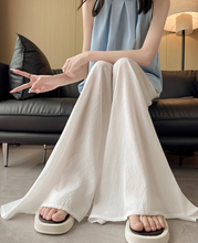 画像をギャラリービューアに読み込む, カフェテラスで見たパリの朝陽に映える優雅なスカート_K0060