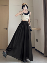 画像をギャラリービューアに読み込む, カフェテラスで見たパリの朝陽に映える優雅なスカート_K0060