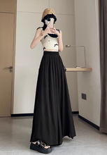 画像をギャラリービューアに読み込む, カフェテラスで見たパリの朝陽に映える優雅なスカート_K0060