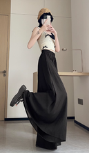 画像をギャラリービューアに読み込む, カフェテラスで見たパリの朝陽に映える優雅なスカート_K0060