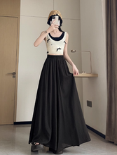 画像をギャラリービューアに読み込む, カフェテラスで見たパリの朝陽に映える優雅なスカート_K0060