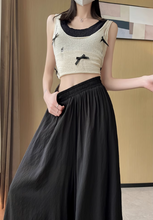 画像をギャラリービューアに読み込む, カフェテラスで見たパリの朝陽に映える優雅なスカート_K0060