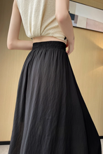 画像をギャラリービューアに読み込む, カフェテラスで見たパリの朝陽に映える優雅なスカート_K0060