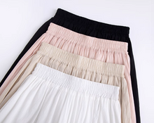 画像をギャラリービューアに読み込む, カフェテラスで見たパリの朝陽に映える優雅なスカート_K0060