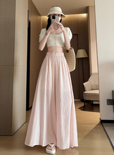 画像をギャラリービューアに読み込む, カフェテラスで見たパリの朝陽に映える優雅なスカート_K0060