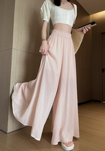 画像をギャラリービューアに読み込む, カフェテラスで見たパリの朝陽に映える優雅なスカート_K0060