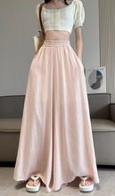 画像をギャラリービューアに読み込む, カフェテラスで見たパリの朝陽に映える優雅なスカート_K0060