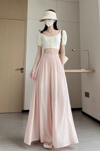 画像をギャラリービューアに読み込む, カフェテラスで見たパリの朝陽に映える優雅なスカート_K0060